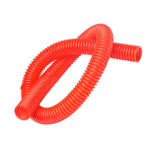 Tuyau flexible en plastique rouge enroulé sur un fond blanc.