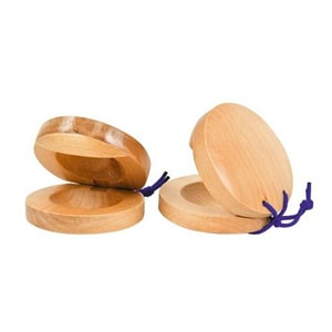 Castagnettes en bois de couleur claire avec des cordons attachés, posées sur une surface plate.
