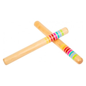 Deux bâtons de percussion en bois croisés, décorés de rayures colorées sur un fond blanc.