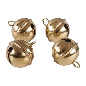 Quatre clochettes en métal doré avec une finition brillante et une ouverture pour attacher.