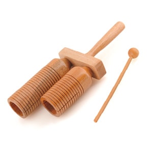 Guiro en bois avec deux sections et un bâton en bois pour jouer, sur fond blanc.