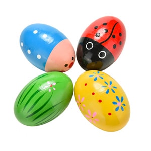 Quatre œufs en plastique décorés de couleurs vives et motifs variés.