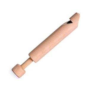 Sifflet en bois de couleur claire avec un embout en forme de cône.