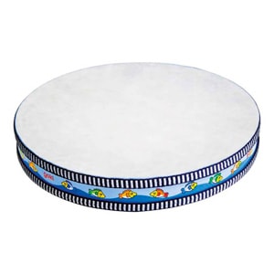Tambour rond décoratif avec une bande bleue ornée de motifs de poissons colorés.