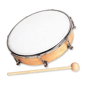Tambour à frapper en bois avec une peau blanche et une mailloche en bois à côté.