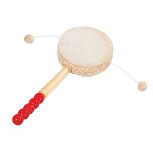 Tambourin en bois avec une peau claire et une poignée rouge, utilisé pour jouer de la musique.