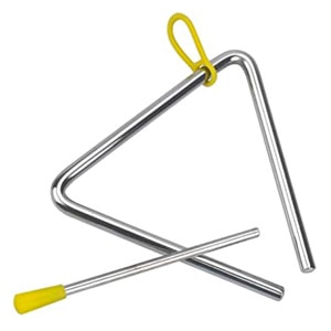 Triangle de musique en métal avec un bâton de frappe jaune posé à côté.
