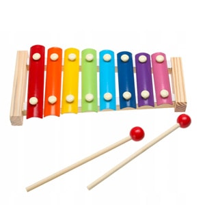 Xylophone en bois avec des lames colorées et deux maillets rouges en bois.