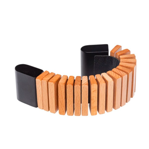 Objet décoratif composé de blocs en bois et de supports en métal noir disposés en arc.