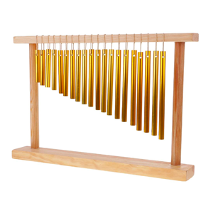 Chimes dorés suspendus sur un support en bois, disposés en pente.