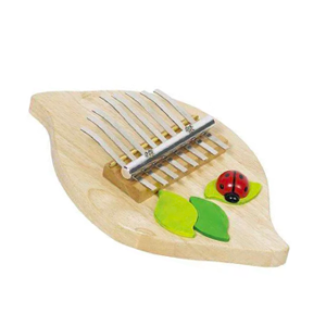 Kalimba en bois en forme de feuille avec des touches métalliques et une coccinelle décorative.